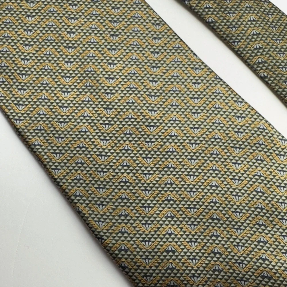 Bill Blass Black Label Mens Silk Tie Olive Green Gold Geometric Chevron USA Made